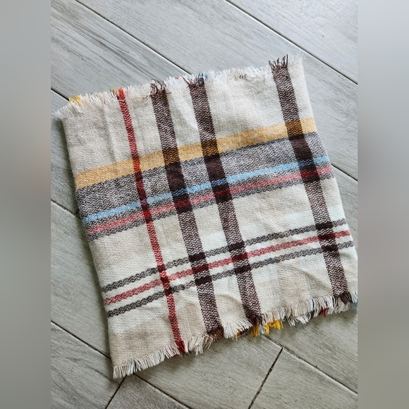 ⭐️4/$10-Plaid Infinity Scarf - Picture 2 of 3